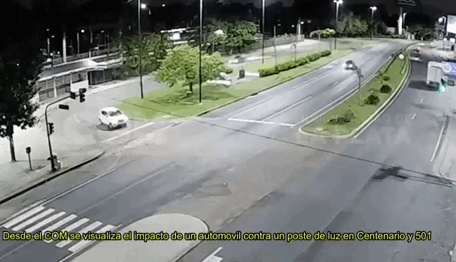 un auto se incrusto contra un poste en gonnet un auto se incrusto contra un poste en gonnet