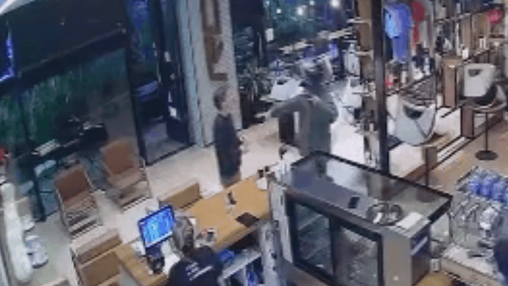 Delincuentes armados asaltaron una cafetería de City Bell. Delincuentes armados asaltaron una cafetería de City Bell.