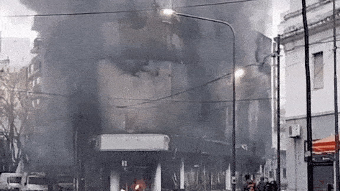 fuego en la plata: el momento exacto en que se derrumbo el deposito fuego en la plata: el momento exacto en que se derrumbo el deposito