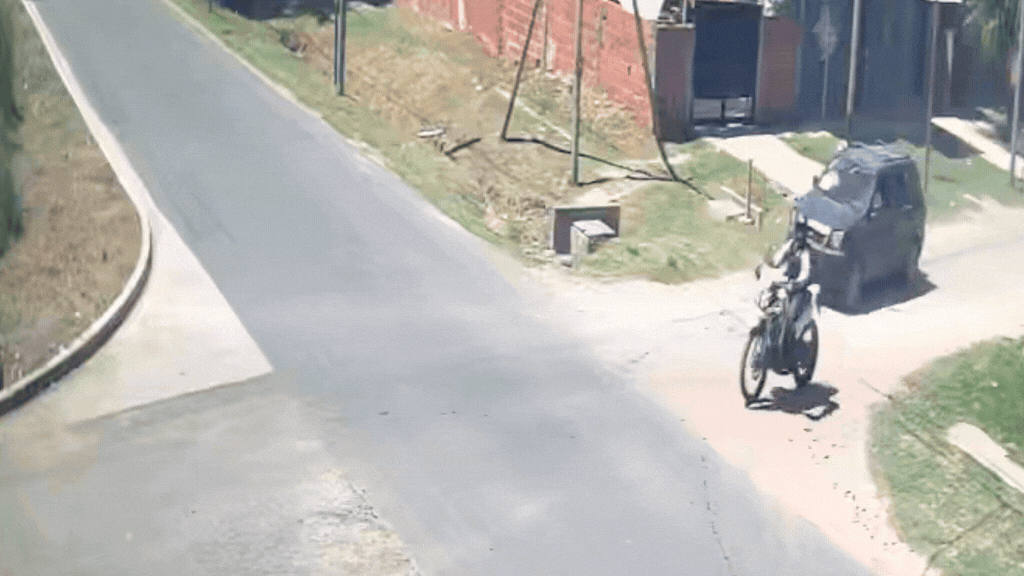 una pareja en moto choco contra una camioneta en la plata una pareja en moto choco contra una camioneta en la plata