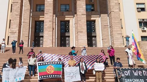 Mapuches de Mendoza en una protesta por sus derechos en Casa de Gobierno, Mendoza. Mapuches de Mendoza en una protesta por sus derechos en Casa de Gobierno, Mendoza.