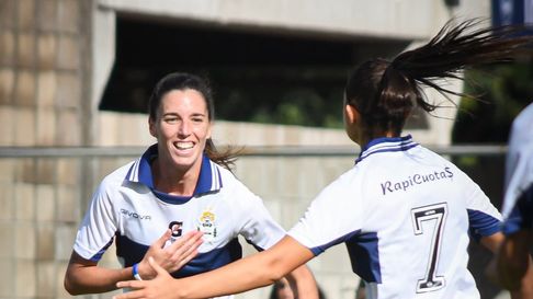 Lali Esquivel celebra su gol. Gimnasia es líder del Torneo Femenino Lali Esquivel celebra su gol. Gimnasia es líder del Torneo Femenino