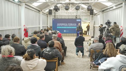 Una postal de la audiencia organizada por el Gobierno en el campamento minero de San Jorge. Una postal de la audiencia organizada por el Gobierno en el campamento minero de San Jorge.