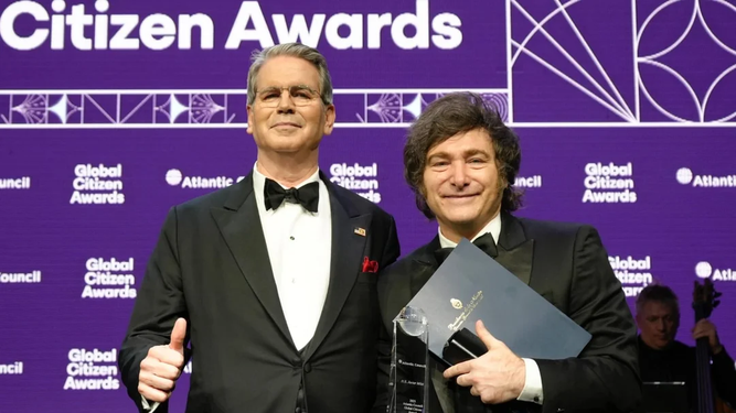 El secretario del Tesoro de Estados Unidos, Scott Bessent junto al presidente argentino, Javier Milei. &nbsp;