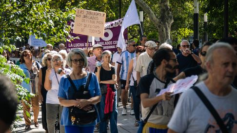 Los jubilados de Mendoza cumplieron 56 rondas en repudio al ajuste de Javier Milei. Los jubilados de Mendoza cumplieron 56 rondas en repudio al ajuste de Javier Milei.