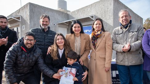 El Gobierno, junto a la intendenta de Santa Rosa, Flor Destéfanis, entregaron casas en Santa Rosa. El Gobierno, junto a la intendenta de Santa Rosa, Flor Destéfanis, entregaron casas en Santa Rosa.