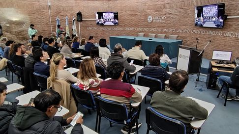 La rectora de la UNCuyo enviará una solicitud formal a cada uno de los legisladores y legisladoras nacionales por Mendoza para que respalden la ley. La rectora de la UNCuyo enviará una solicitud formal a cada uno de los legisladores y legisladoras nacionales por Mendoza para que respalden la ley.