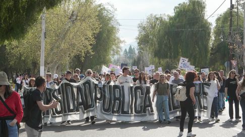 Una postal de la multitudinaria marcha universitaria que recorrió las calles de Mendoza. Una postal de la multitudinaria marcha universitaria que recorrió las calles de Mendoza.