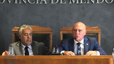 El gobernador Alfredo Cornejo junto a su ex ministro de Gobierno, y actual presidente de la Suprema Corte, Dalmiro Garay. El gobernador Alfredo Cornejo junto a su ex ministro de Gobierno, y actual presidente de la Suprema Corte, Dalmiro Garay.