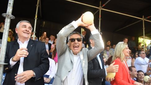 Alfredo Cornejo junto a Gerardo Morales en el palco de un carrusel en su primera gobernación. Alfredo Cornejo junto a Gerardo Morales en el palco de un carrusel en su primera gobernación.