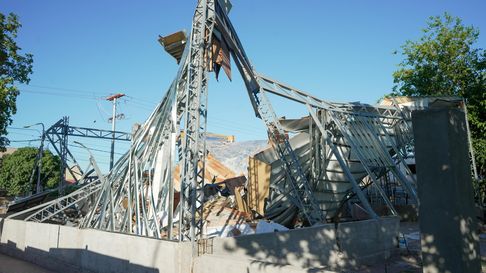 Una obra en construcción sufrió una falla estructural y el techo cedió, dejando 7 heridos. Una obra en construcción sufrió una falla estructural y el techo cedió, dejando 7 heridos.