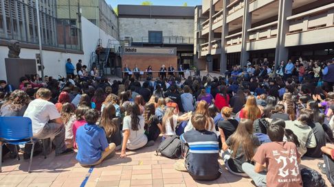 Estudiantes organizaron un debate con candidatos a diputados. Estudiantes organizaron un debate con candidatos a diputados.