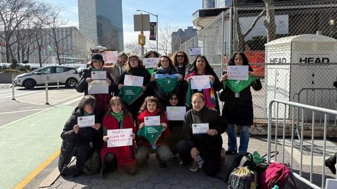 Organizaciones sociales y feministas presentes en la Conferencia Mundial de las Mujeres (Beijing +30) denunciaron ante la sede de la Organización de las Naciones Unidas (ONU) la represión contra jubilados y la persecución a líderes y colectivos gremiales Organizaciones sociales y feministas presentes en la Conferencia Mundial de las Mujeres (Beijing +30) denunciaron ante la sede de la Organización de las Naciones Unidas (ONU) la represión contra jubilados y la persecución a líderes y colectivos gremiales
