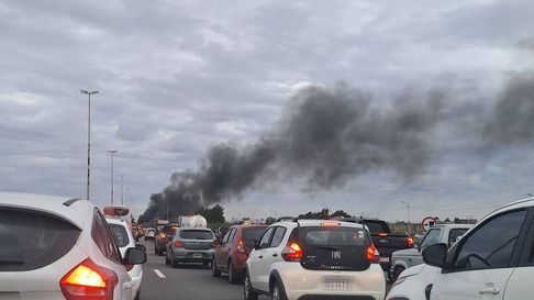 Precaución: Hay corte total en la Autopista Buenos Aires La Plata Precaución: Hay corte total en la Autopista Buenos Aires La Plata