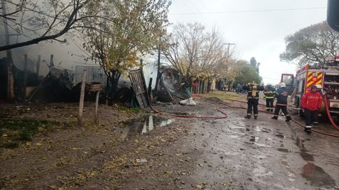 Incendio total en una vivienda de Agrelo: una mujer de 76 años perdió todo Incendio total en una vivienda de Agrelo: una mujer de 76 años perdió todo
