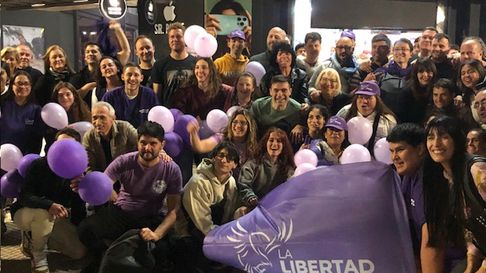 Militantes radicales y libertarios festejaron en el centro sanrafaelino. Militantes radicales y libertarios festejaron en el centro sanrafaelino.