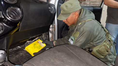 Efectivos de Gendarmería localizaron la droga oculta en un auto Efectivos de Gendarmería localizaron la droga oculta en un auto