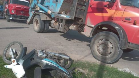 la plata: una mujer fue rescatada de una zanja tras un fuerte choque la plata: una mujer fue rescatada de una zanja tras un fuerte choque