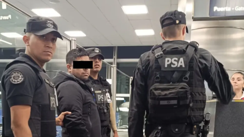 Un hombre fue detenido tras intentar ingresar al país con un pasaporte falso. Un hombre fue detenido tras intentar ingresar al país con un pasaporte falso.