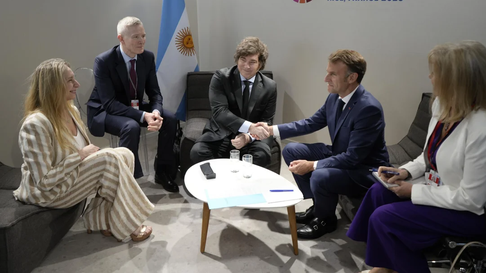 Javier Milei junto a Emmanuel Macron. Javier Milei junto a Emmanuel Macron.