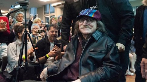 Operaron a Charly García. Operaron a Charly García.