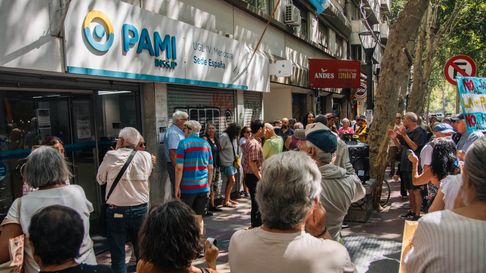 En medio de cuestionamientos y denuncias por presuntas irregularidades en las contrataciones anteriores, el vocero presidencial Manuel Adorni anunció este lunes que el PAMI dejará de utilizar intermediarios en la provisión de pañales para adultos mayores. En medio de cuestionamientos y denuncias por presuntas irregularidades en las contrataciones anteriores, el vocero presidencial Manuel Adorni anunció este lunes que el PAMI dejará de utilizar intermediarios en la provisión de pañales para adultos mayores.