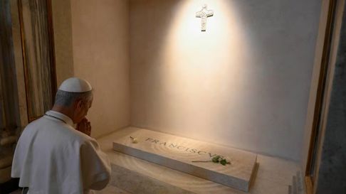 El papa León XIV realizó una visita a la tumba de Francisco. El papa León XIV realizó una visita a la tumba de Francisco.