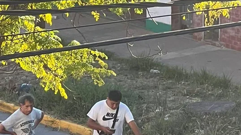 Así quedó la víctima tirada en el asfalto luego del brutal ataque en Moreno Así quedó la víctima tirada en el asfalto luego del brutal ataque en Moreno