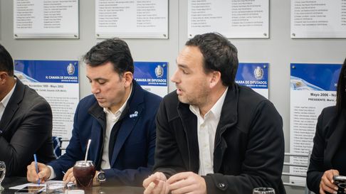 Tadeo García Zalazar, ministro de Educación, junto a Rodolfo Montero, a cargo de la cartera de salud. Tadeo García Zalazar, ministro de Educación, junto a Rodolfo Montero, a cargo de la cartera de salud.