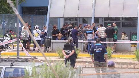 detuvieron a tres barras de gimnasia acusados de pegarle a un policia detuvieron a tres barras de gimnasia acusados de pegarle a un policia