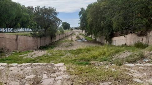 El caudal del zanjón Maure arrastró a dos hombres. El caudal del zanjón Maure arrastró a dos hombres.