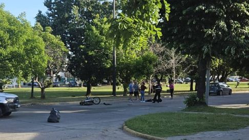 fuerte accidente entre una moto y un auto en tolosa fuerte accidente entre una moto y un auto en tolosa