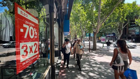 Un informe privado confirma la tendencia de la caída del consumo. Un informe privado confirma la tendencia de la caída del consumo.