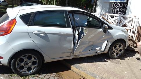 fuerte choque en la plata: dos autos terminaron sobre la vereda fuerte choque en la plata: dos autos terminaron sobre la vereda
