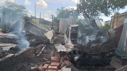un incendio destruyo tres viviendas en la plata un incendio destruyo tres viviendas en la plata