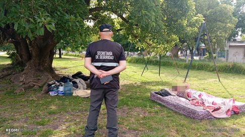 revuelo por tres personas intimando en la via publica en la plata revuelo por tres personas intimando en la via publica en la plata