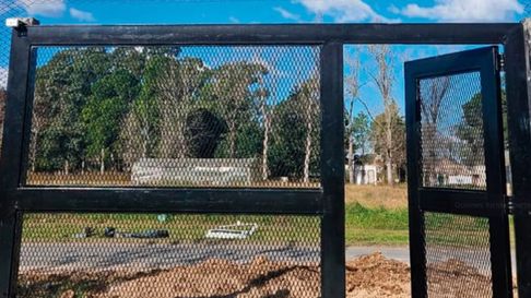 los hornos: instalaron un porton en un club y a los pocos dias se lo robaron los hornos: instalaron un porton en un club y a los pocos dias se lo robaron