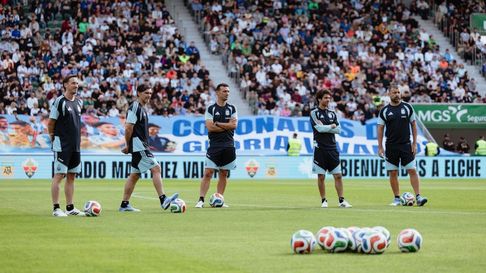 La Selección, con Lionel Messi, juega ante Angola. La Selección, con Lionel Messi, juega ante Angola.