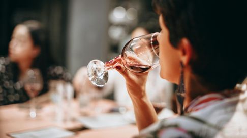 entre palabras y copas de vino: un encuentro con la literatura en bodegas mendocinas entre palabras y copas de vino: un encuentro con la literatura en bodegas mendocinas