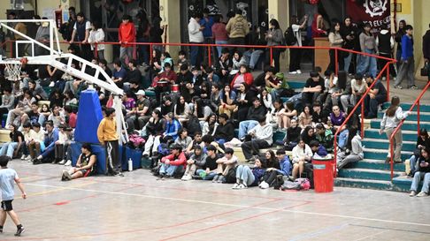 tiraron gas pimienta en el polideportivo de malargüe y se genero un verdadero caos tiraron gas pimienta en el polideportivo de malargüe y se genero un verdadero caos