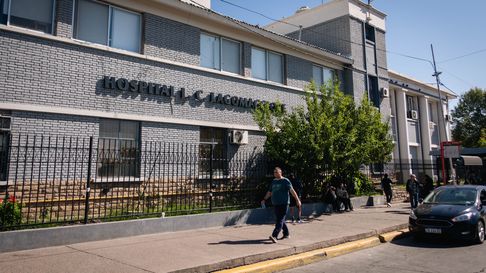 El joven quedó internado en el Hospital Lagomaggiore. El joven quedó internado en el Hospital Lagomaggiore.