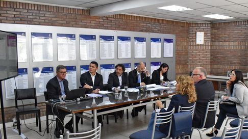 El Fiscal de Estado expuso el presupuesto ante un puñado de legisladores. El Fiscal de Estado expuso el presupuesto ante un puñado de legisladores.