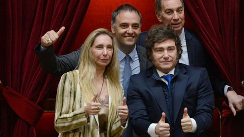 Manuel Adorni posó con los hermanos Milei y Santilli en el palco de Diputados. Manuel Adorni posó con los hermanos Milei y Santilli en el palco de Diputados.