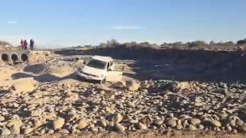 El auto quedó dentro de un importante badén que se ha generado por la tormenta. El auto quedó dentro de un importante badén que se ha generado por la tormenta.