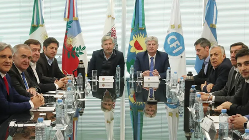 Gobernadores presentaron un proyecto de ley para eliminar los fideicomisos financiados con el Impuesto a los Combustibles Líquidos y destrabar así recursos que actualmente no se coparticipan. Gobernadores presentaron un proyecto de ley para eliminar los fideicomisos financiados con el Impuesto a los Combustibles Líquidos y destrabar así recursos que actualmente no se coparticipan.