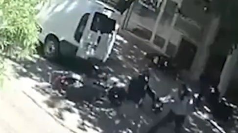 con maniobras de jiu-jitsu, una pareja se defendio de dos motochorros con maniobras de jiu-jitsu, una pareja se defendio de dos motochorros