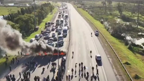 corte total en la autopista buenos aires - la plata contra la condena a cristina kirchner corte total en la autopista buenos aires - la plata contra la condena a cristina kirchner