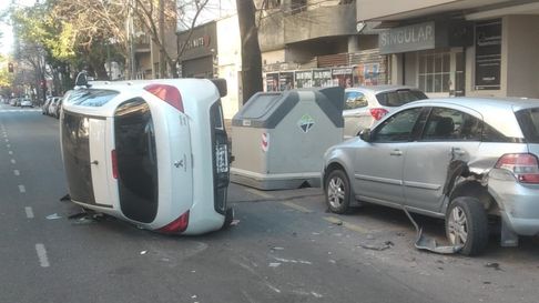 choco, volco en pleno centro de la plata y una mujer fue hospitalizada choco, volco en pleno centro de la plata y una mujer fue hospitalizada