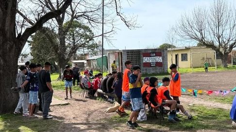 Estudiantes de la UNLP colaboran con el Club Caminos de Villa Elvira Estudiantes de la UNLP colaboran con el Club Caminos de Villa Elvira