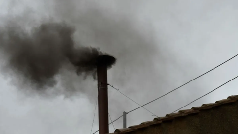 El cónclave que busca elegir al nuevo líder de la Iglesia Católica comenzó este miércoles y, tras la primera votación, salió fumata negra de la chimenea vaticana. El cónclave que busca elegir al nuevo líder de la Iglesia Católica comenzó este miércoles y, tras la primera votación, salió fumata negra de la chimenea vaticana.